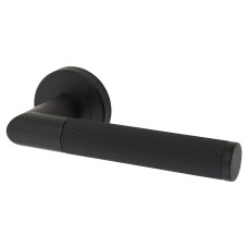 Serozzetta by Carlisle Brass Matt Black Lines Door Handles on Round Rose - Trend Range 