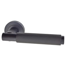 Serozzetta by Carlisle Brass Matt Black Knurled Door Handles on Round Rose - Varese Range 