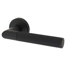 Serozzetta by Carlisle Brass Matt Black Lines Door Handles on Round Rose - Trend Range 