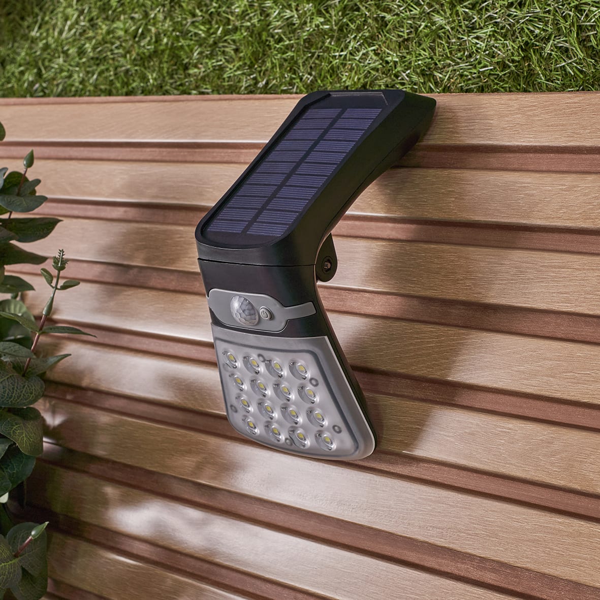 Forum Zink Blackhall 2.5W LED Solar Security Floodlight with MW & Photocell - IP44 - 6500K - Black - view 4