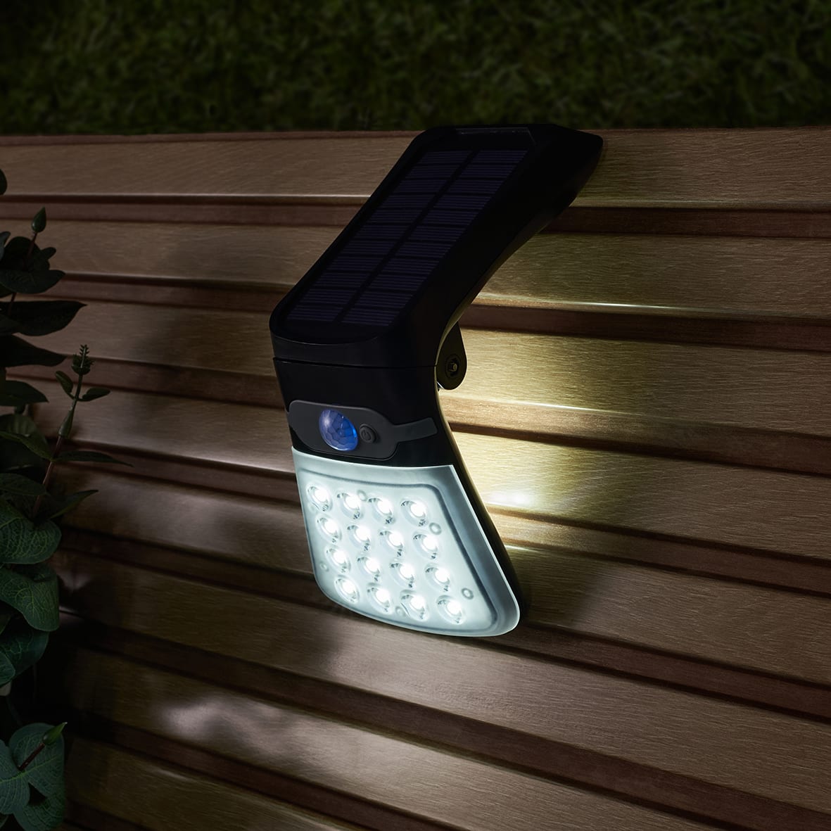 Forum Zink Blackhall 2.5W LED Solar Security Floodlight with MW & Photocell - IP44 - 6500K - Black - view 5
