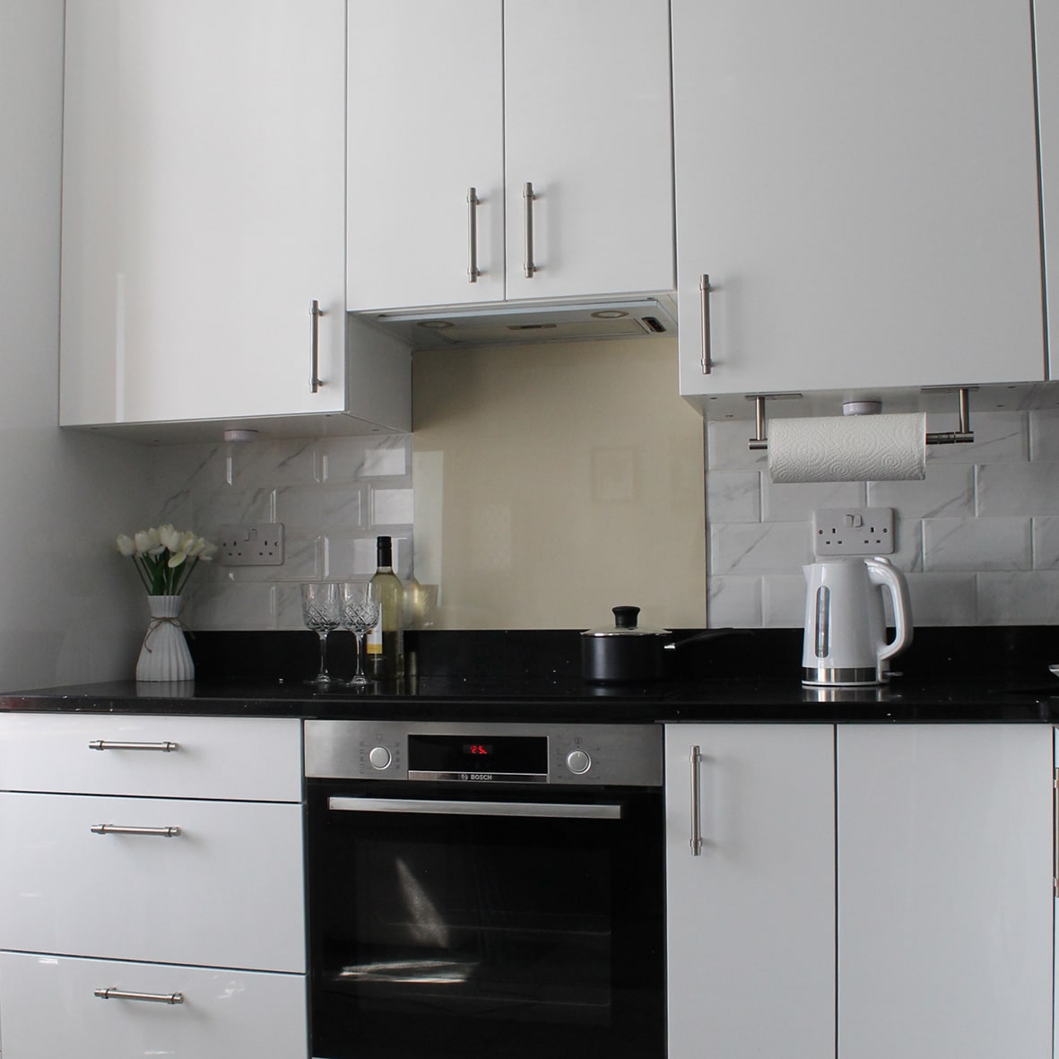 Aluminium Kitchen Splashback - 600 x 750mm - Gloss Light Ivory - view 2