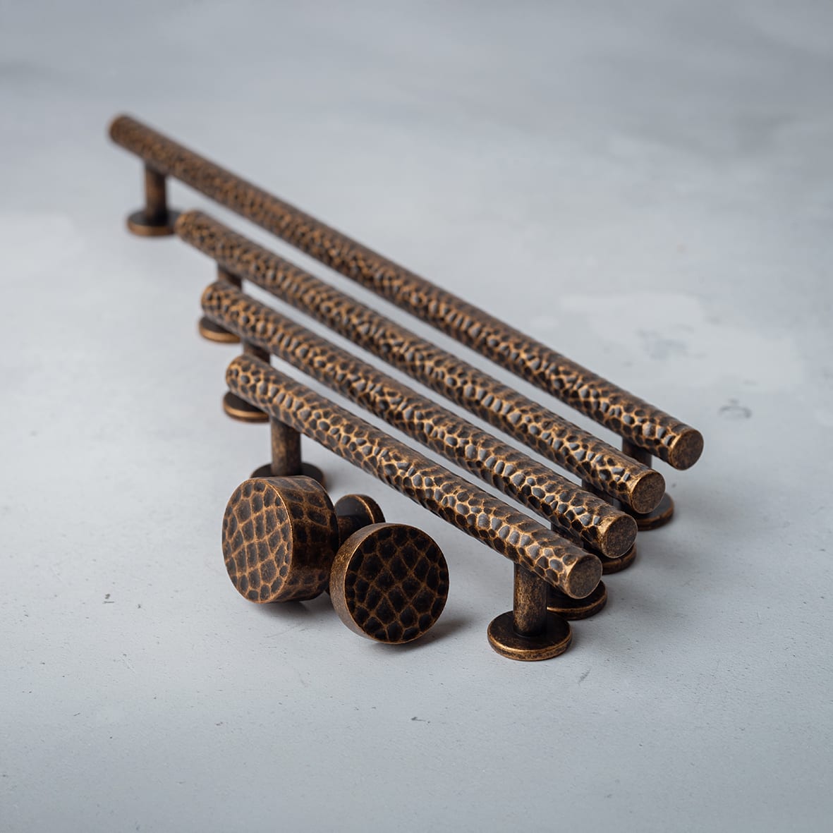Kendal 10.5mm Hammered T-Bar Cabinet Pull Handle - 128mm Centres - Antique Brass - view 3
