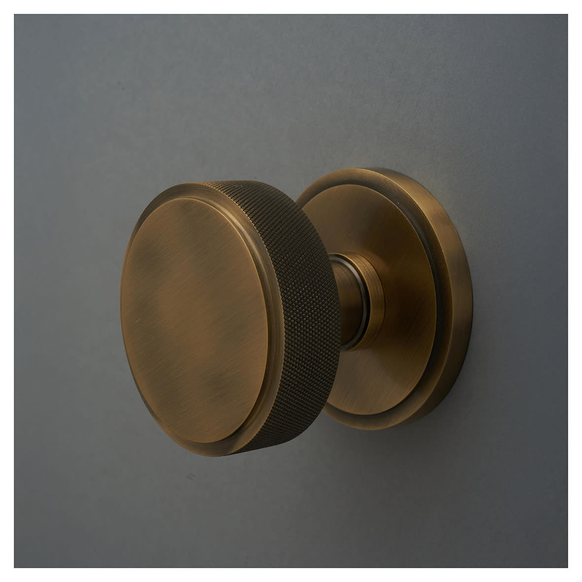 Antique Brass Knurled Centre Door Knob - 80mm Rose Diameter - view 5
