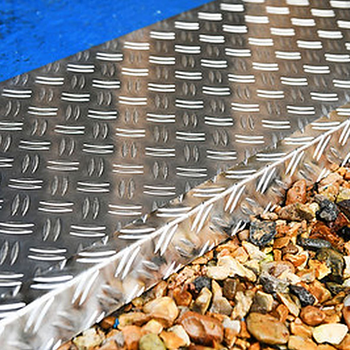 2500mm Aluminium Angle - Unequal Sided - 53.6 x 29.5 x 1.5mm - Checker Plate 5 Bar Tread - view 4