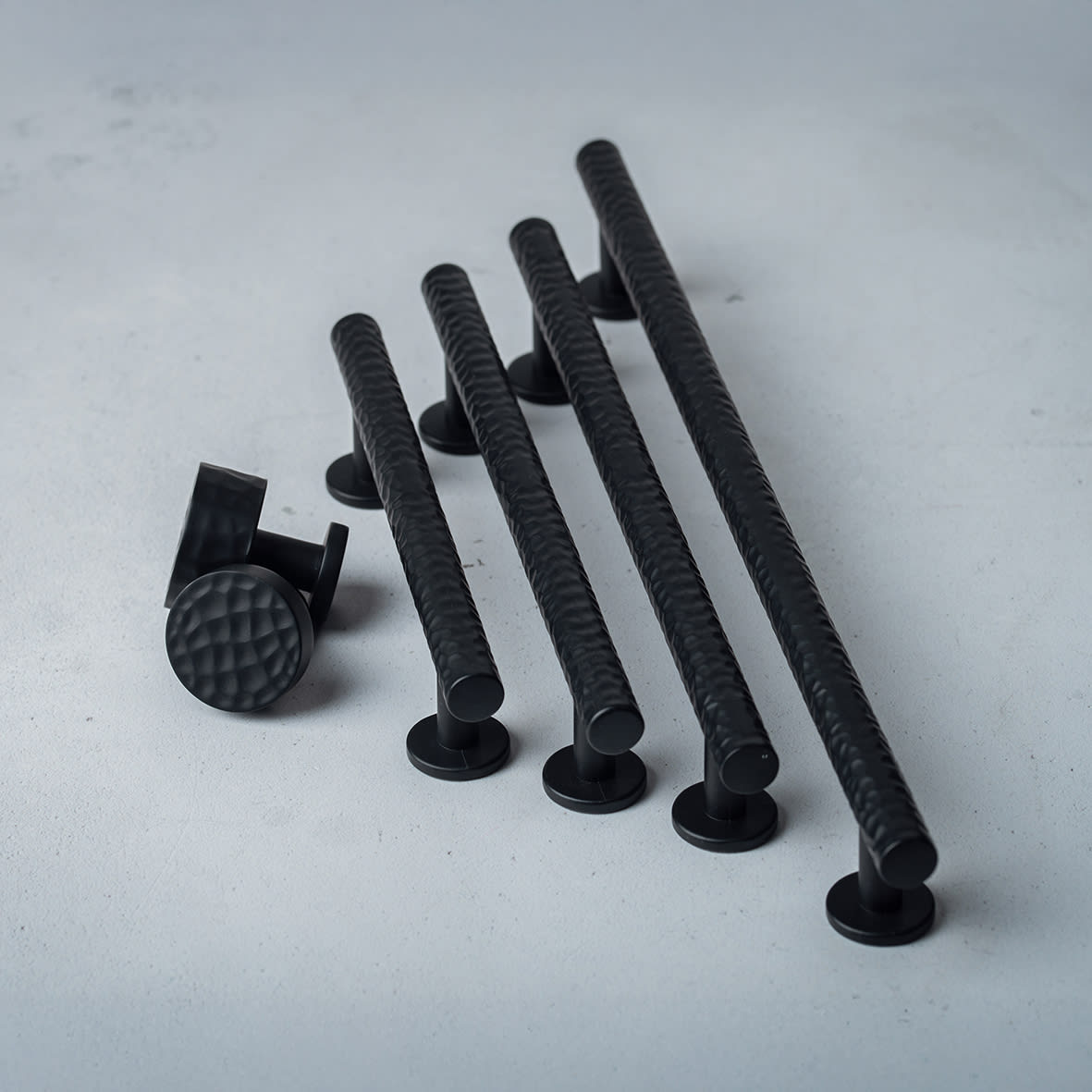 Kendal 10.5mm Hammered T-Bar Cabinet Pull Handle - 160mm Centres - Matt Black - view 3