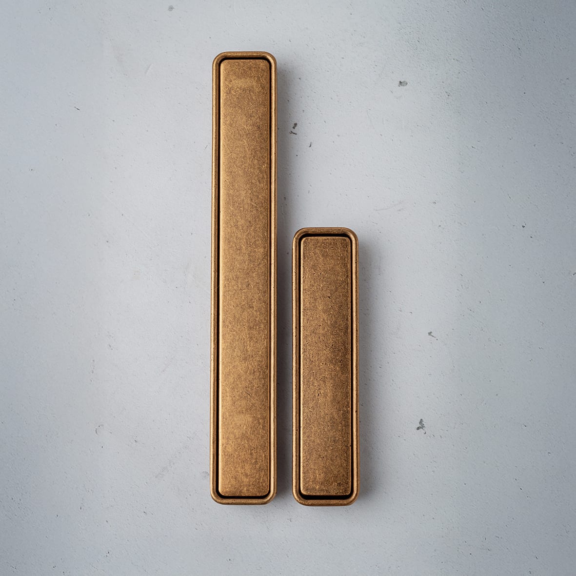 Frome Rectangular Flush Cabinet Pull Handle - 164 x 24mm - Antique Brass - view 5