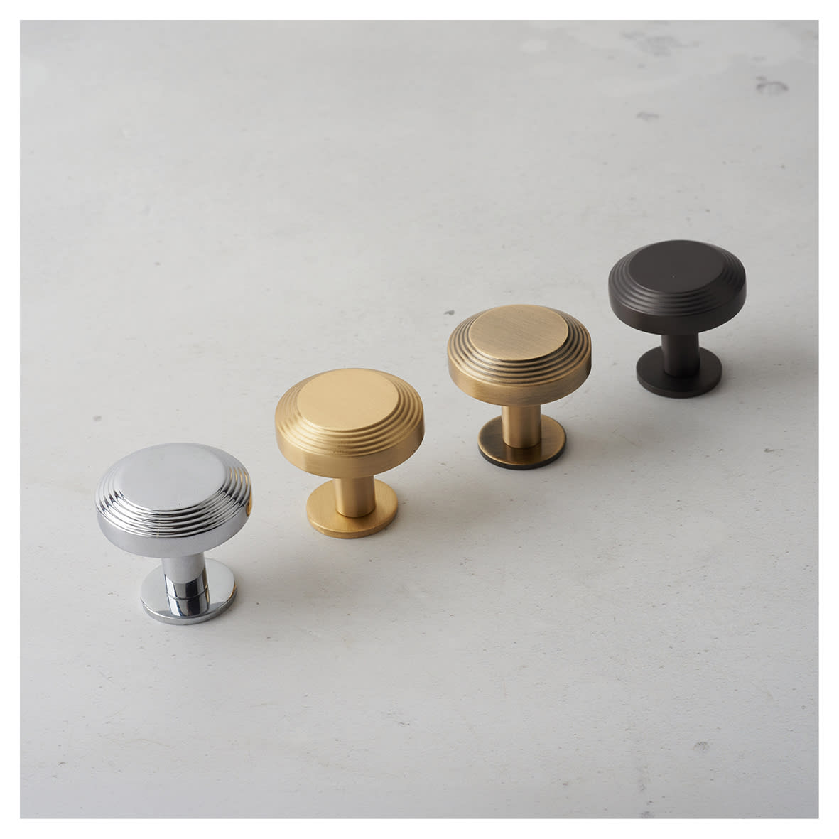 Marcus Ridge Round Cabinet Knob - 32mm Diameter - Antique Brass - view 4