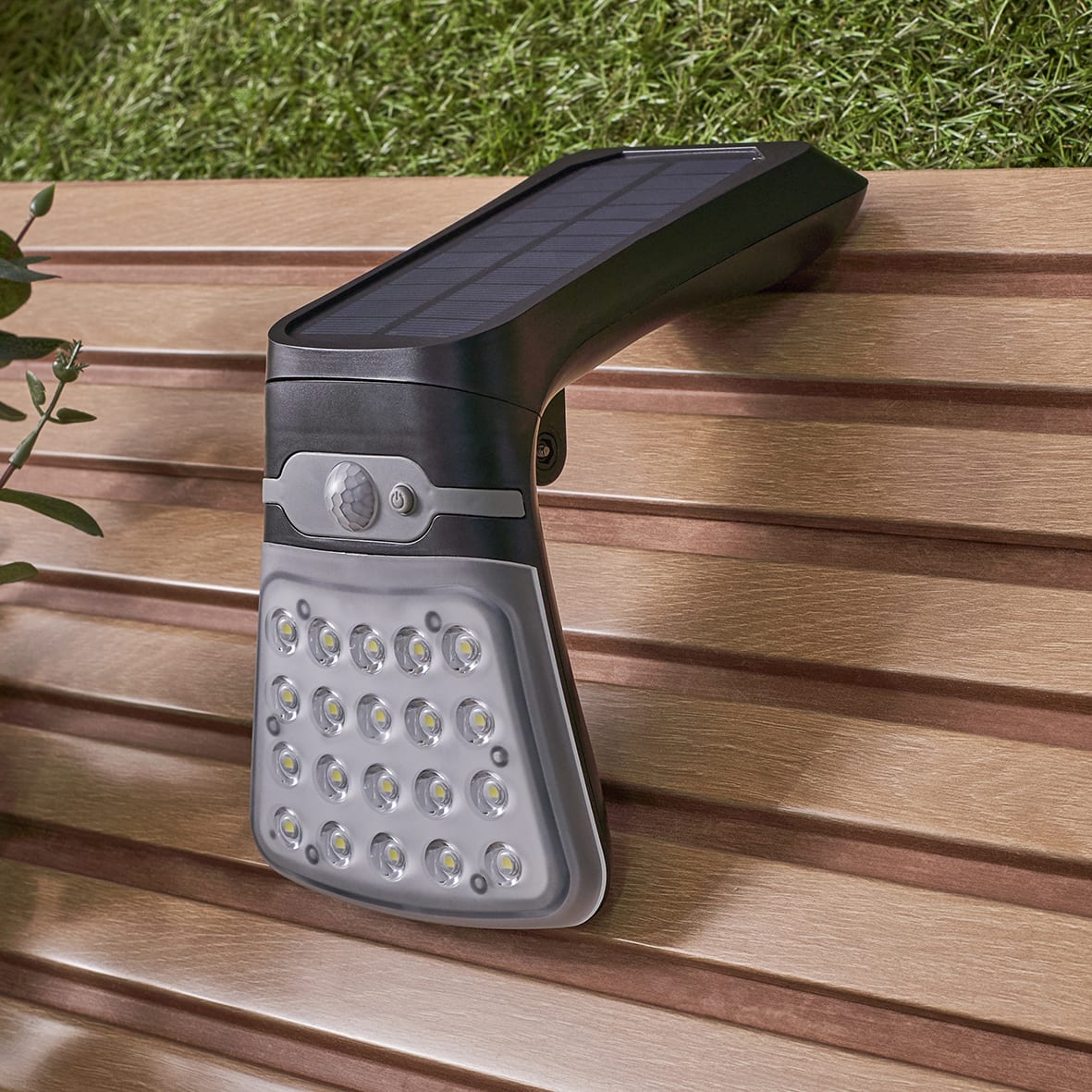 Forum Zink Blackhall 3.5W LED Solar Security Floodlight with MW & Photocell - IP44 - 6500K - Black - view 3