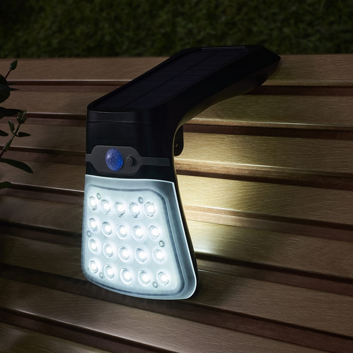 Forum Zink Blackhall 3.5W LED Solar Security Floodlight with MW & Photocell - IP44 - 6500K - Black - view 4